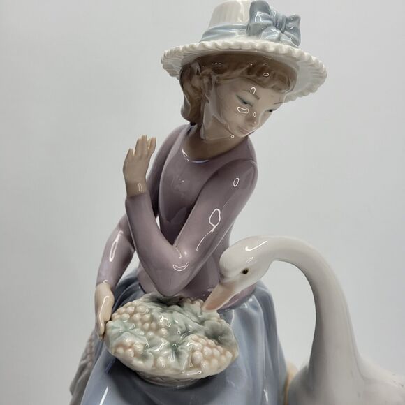 Lladro 5034 Goose Trying to Eat - 1979  Retired Excellent- Girl w/Goose VTG - Picture 3 of 14
